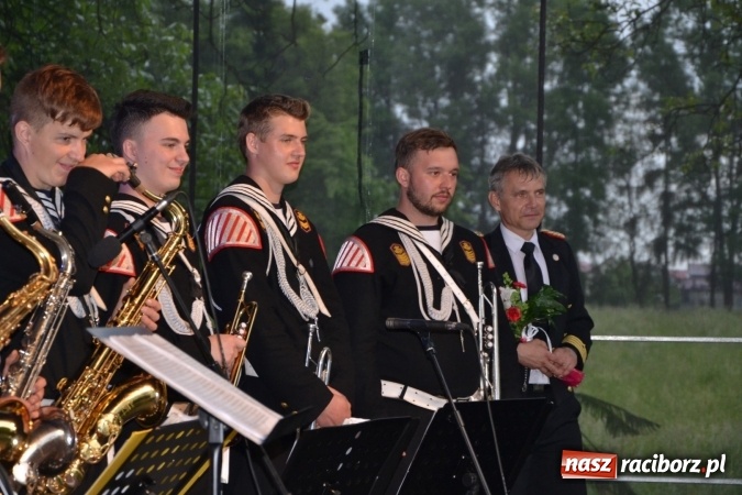 Zdjęcie w galerii na portalu naszraciborz.pl: Parada marszowa i koncert z muzyką filmową i rockową w parku przy pałacu Lichnowskich wiadomości z regionu