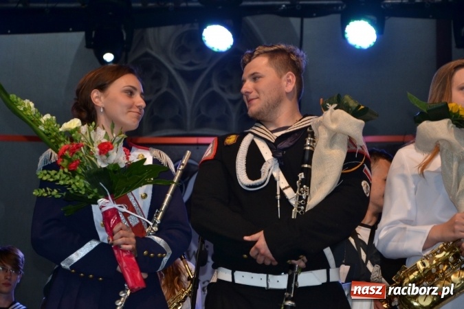 Zdjęcie w galerii na portalu naszraciborz.pl: Parada marszowa i koncert z muzyką filmową i rockową w parku przy pałacu Lichnowskich wiadomości z regionu