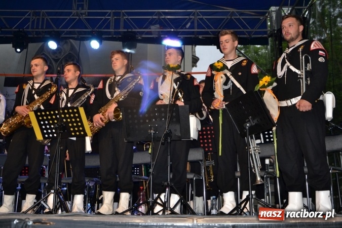 Zdjęcie w galerii na portalu naszraciborz.pl: Parada marszowa i koncert z muzyką filmową i rockową w parku przy pałacu Lichnowskich wiadomości z regionu