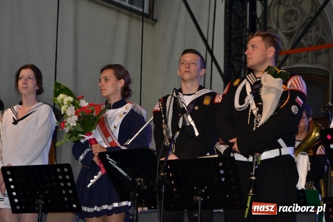 Zdjęcie w galerii na portalu naszraciborz.pl: Parada marszowa i koncert z muzyką filmową i rockową w parku przy pałacu Lichnowskich wiadomości z regionu