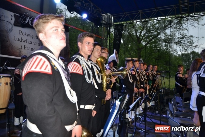 Zdjęcie w galerii na portalu naszraciborz.pl: Parada marszowa i koncert z muzyką filmową i rockową w parku przy pałacu Lichnowskich wiadomości z regionu