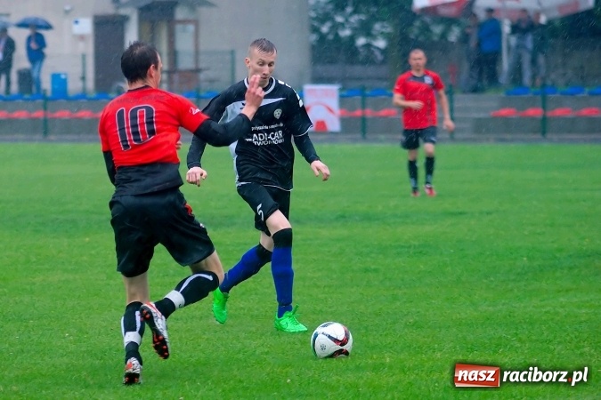 Zdjęcie w galerii na portalu naszraciborz.pl: Deszczowy remis rezerw Borucina w Tworkowie wiadomości z regionu