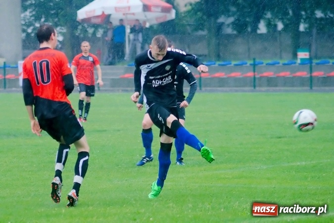 Zdjęcie w galerii na portalu naszraciborz.pl: Deszczowy remis rezerw Borucina w Tworkowie wiadomości z regionu