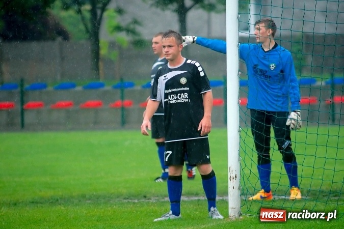 Zdjęcie w galerii na portalu naszraciborz.pl: Deszczowy remis rezerw Borucina w Tworkowie wiadomości z regionu