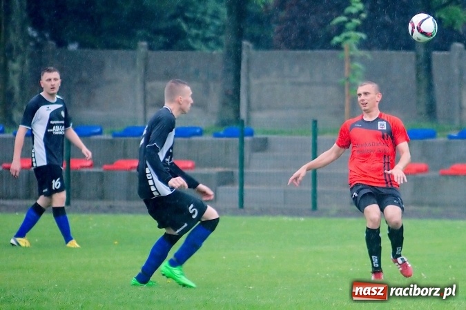 Zdjęcie w galerii na portalu naszraciborz.pl: Deszczowy remis rezerw Borucina w Tworkowie wiadomości z regionu