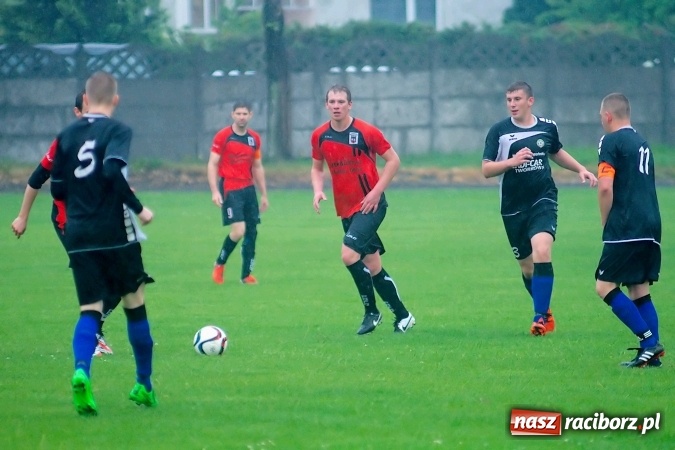 Zdjęcie w galerii na portalu naszraciborz.pl: Deszczowy remis rezerw Borucina w Tworkowie wiadomości z regionu