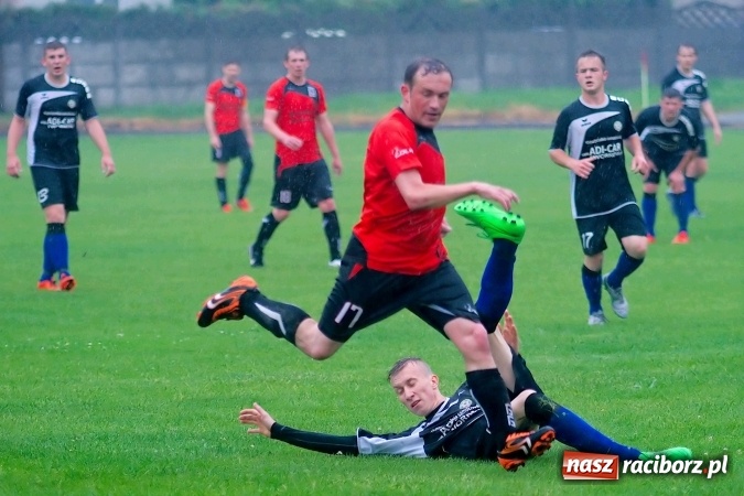 Zdjęcie w galerii na portalu naszraciborz.pl: Deszczowy remis rezerw Borucina w Tworkowie wiadomości z regionu