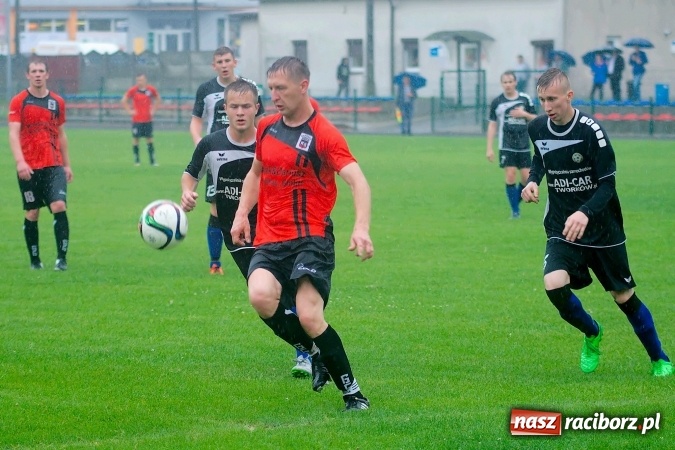 Zdjęcie w galerii na portalu naszraciborz.pl: Deszczowy remis rezerw Borucina w Tworkowie wiadomości z regionu