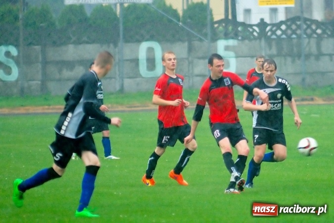 Zdjęcie w galerii na portalu naszraciborz.pl: Deszczowy remis rezerw Borucina w Tworkowie wiadomości z regionu