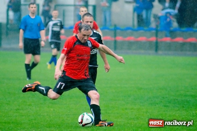 Zdjęcie w galerii na portalu naszraciborz.pl: Deszczowy remis rezerw Borucina w Tworkowie wiadomości z regionu