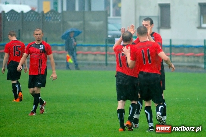Zdjęcie w galerii na portalu naszraciborz.pl: Deszczowy remis rezerw Borucina w Tworkowie wiadomości z regionu