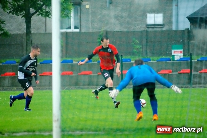 Zdjęcie w galerii na portalu naszraciborz.pl: Deszczowy remis rezerw Borucina w Tworkowie wiadomości z regionu