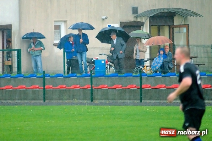 Zdjęcie w galerii na portalu naszraciborz.pl: Deszczowy remis rezerw Borucina w Tworkowie wiadomości z regionu