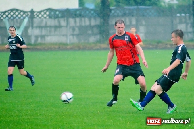 Zdjęcie w galerii na portalu naszraciborz.pl: Deszczowy remis rezerw Borucina w Tworkowie wiadomości z regionu