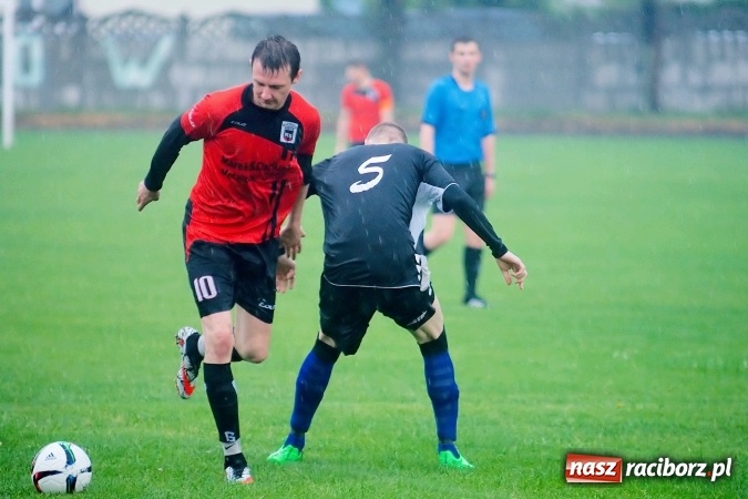 Zdjęcie w galerii na portalu naszraciborz.pl: Deszczowy remis rezerw Borucina w Tworkowie wiadomości z regionu