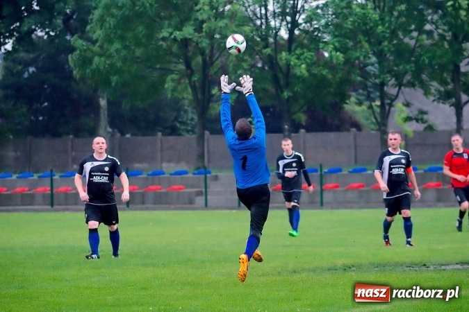 Zdjęcie w galerii na portalu naszraciborz.pl: Deszczowy remis rezerw Borucina w Tworkowie wiadomości z regionu