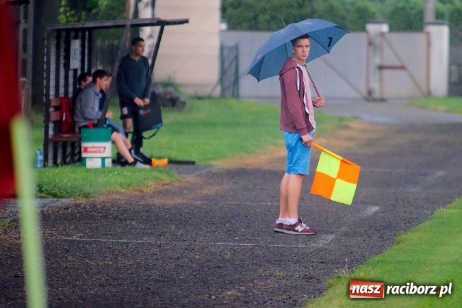 Zdjęcie w galerii na portalu naszraciborz.pl: Deszczowy remis rezerw Borucina w Tworkowie wiadomości z regionu