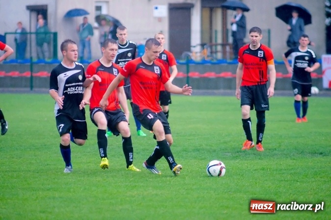 Zdjęcie w galerii na portalu naszraciborz.pl: Deszczowy remis rezerw Borucina w Tworkowie wiadomości z regionu