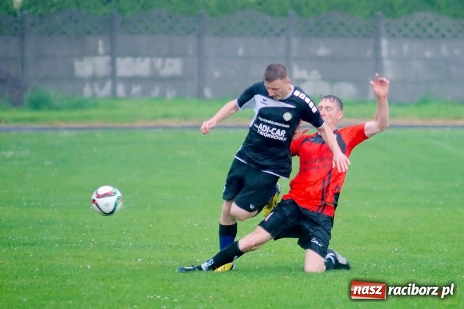 Zdjęcie w galerii na portalu naszraciborz.pl: Deszczowy remis rezerw Borucina w Tworkowie wiadomości z regionu