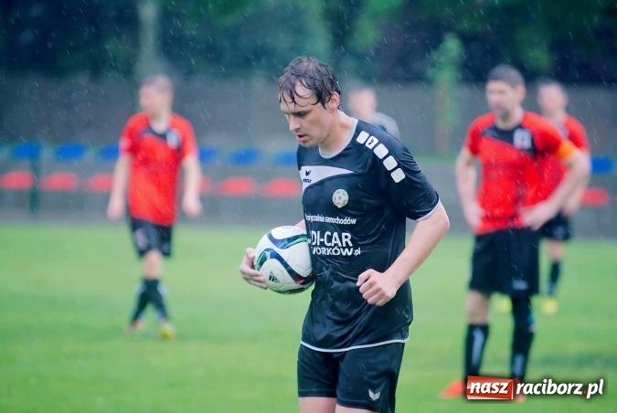 Zdjęcie w galerii na portalu naszraciborz.pl: Deszczowy remis rezerw Borucina w Tworkowie wiadomości z regionu