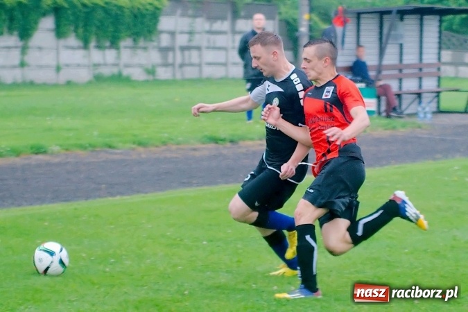 Zdjęcie w galerii na portalu naszraciborz.pl: Deszczowy remis rezerw Borucina w Tworkowie wiadomości z regionu