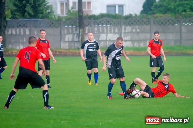 Zdjęcie w galerii na portalu naszraciborz.pl: Deszczowy remis rezerw Borucina w Tworkowie wiadomości z regionu