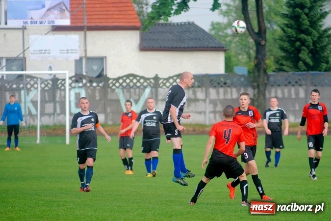 Zdjęcie w galerii na portalu naszraciborz.pl: Deszczowy remis rezerw Borucina w Tworkowie wiadomości z regionu