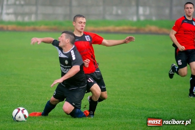 Zdjęcie w galerii na portalu naszraciborz.pl: Deszczowy remis rezerw Borucina w Tworkowie wiadomości z regionu