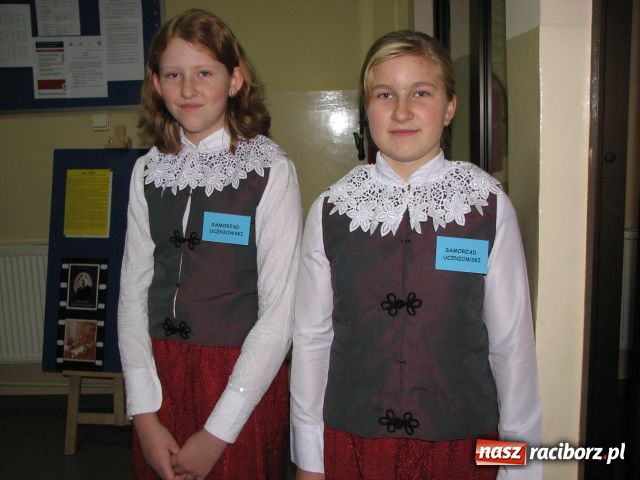 Zdjęcie w galerii na portalu naszraciborz.pl: Sztandar dla szkoły w Markowicach wiadomości z regionu