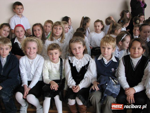 Zdjęcie w galerii na portalu naszraciborz.pl: Sztandar dla szkoły w Markowicach wiadomości z regionu