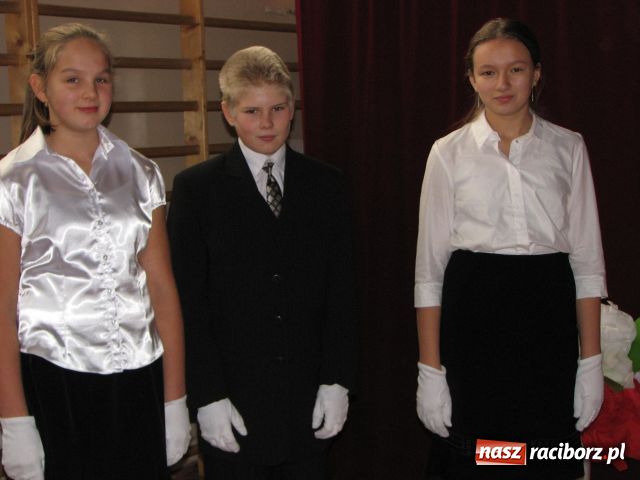 Zdjęcie w galerii na portalu naszraciborz.pl: Sztandar dla szkoły w Markowicach wiadomości z regionu