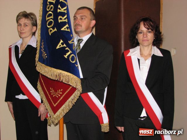 Zdjęcie w galerii na portalu naszraciborz.pl: Sztandar dla szkoły w Markowicach wiadomości z regionu