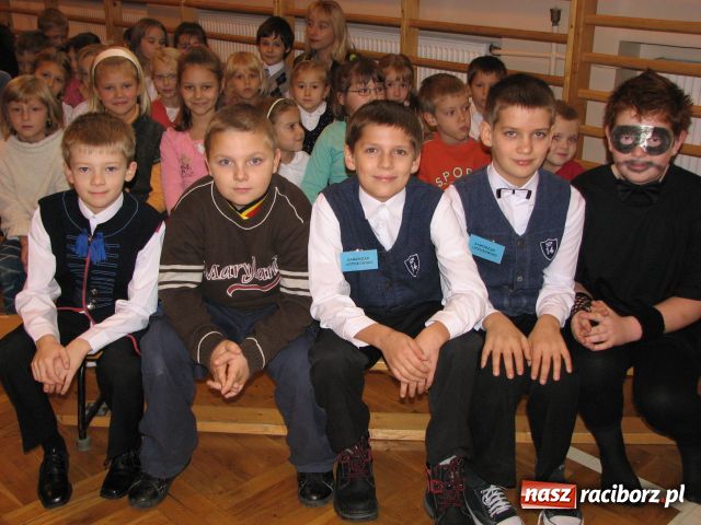 Zdjęcie w galerii na portalu naszraciborz.pl: Sztandar dla szkoły w Markowicach wiadomości z regionu