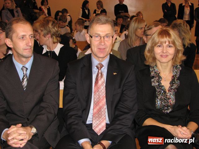 Zdjęcie w galerii na portalu naszraciborz.pl: Sztandar dla szkoły w Markowicach wiadomości z regionu