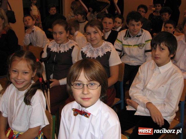 Zdjęcie w galerii na portalu naszraciborz.pl: Sztandar dla szkoły w Markowicach wiadomości z regionu