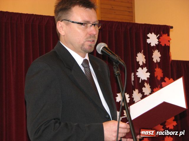 Zdjęcie w galerii na portalu naszraciborz.pl: Sztandar dla szkoły w Markowicach wiadomości z regionu