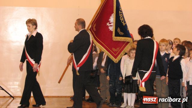 Zdjęcie w galerii na portalu naszraciborz.pl: Sztandar dla szkoły w Markowicach wiadomości z regionu