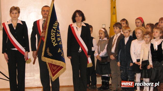 Zdjęcie w galerii na portalu naszraciborz.pl: Sztandar dla szkoły w Markowicach wiadomości z regionu