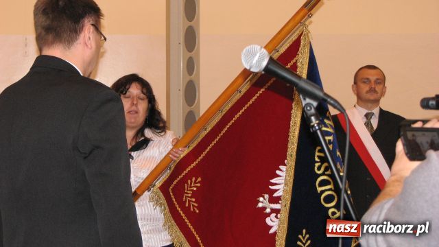 Zdjęcie w galerii na portalu naszraciborz.pl: Sztandar dla szkoły w Markowicach wiadomości z regionu