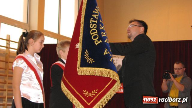 Zdjęcie w galerii na portalu naszraciborz.pl: Sztandar dla szkoły w Markowicach wiadomości z regionu