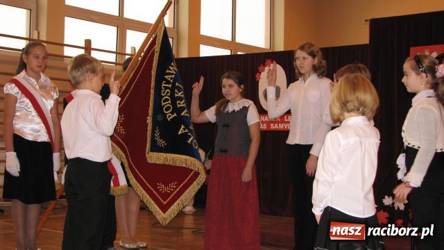 Zdjęcie w galerii na portalu naszraciborz.pl: Sztandar dla szkoły w Markowicach wiadomości z regionu