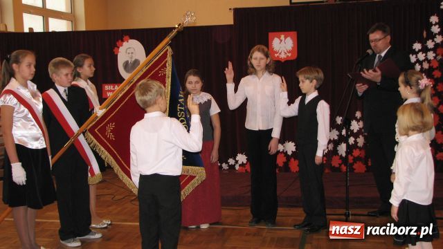 Zdjęcie w galerii na portalu naszraciborz.pl: Sztandar dla szkoły w Markowicach wiadomości z regionu