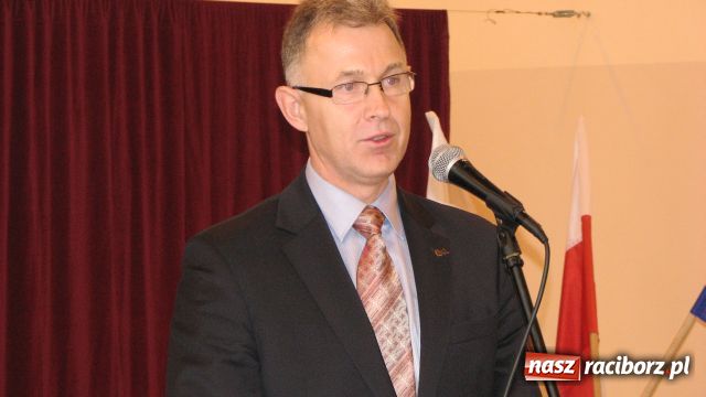 Zdjęcie w galerii na portalu naszraciborz.pl: Sztandar dla szkoły w Markowicach wiadomości z regionu