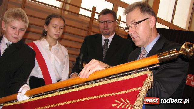 Zdjęcie w galerii na portalu naszraciborz.pl: Sztandar dla szkoły w Markowicach wiadomości z regionu