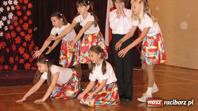 Zdjęcie w galerii na portalu naszraciborz.pl: Sztandar dla szkoły w Markowicach wiadomości z regionu