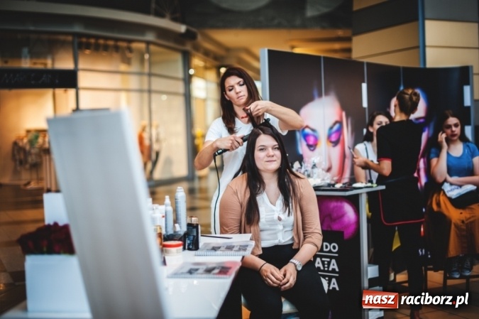 Zdjęcie w galerii na portalu naszraciborz.pl: Katowice: Blisko 200 kobiet dumnie pokazało zmarszczki, piegi, krągłości i tatuaże. Cel? Koniec z dyskryminacją ich ciał!  wiadomości z regionu