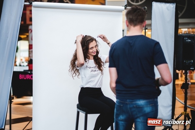 Zdjęcie w galerii na portalu naszraciborz.pl: Katowice: Blisko 200 kobiet dumnie pokazało zmarszczki, piegi, krągłości i tatuaże. Cel? Koniec z dyskryminacją ich ciał!  wiadomości z regionu