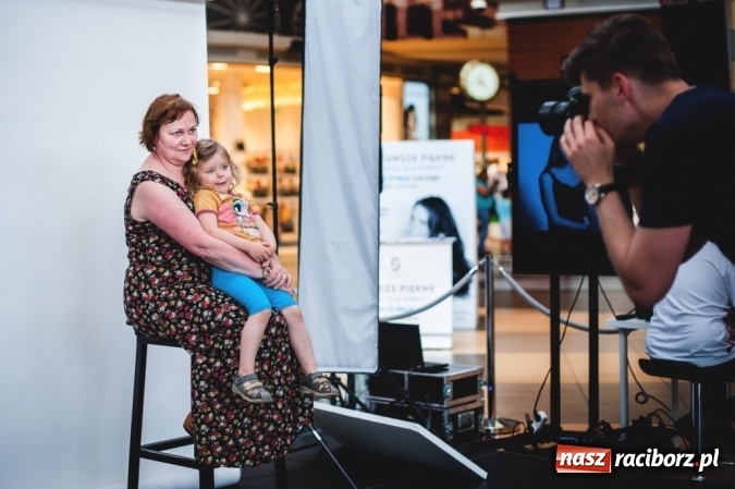 Zdjęcie w galerii na portalu naszraciborz.pl: Katowice: Blisko 200 kobiet dumnie pokazało zmarszczki, piegi, krągłości i tatuaże. Cel? Koniec z dyskryminacją ich ciał!  wiadomości z regionu