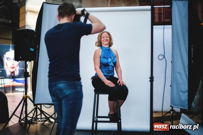 Zdjęcie w galerii na portalu naszraciborz.pl: Katowice: Blisko 200 kobiet dumnie pokazało zmarszczki, piegi, krągłości i tatuaże. Cel? Koniec z dyskryminacją ich ciał!  wiadomości z regionu