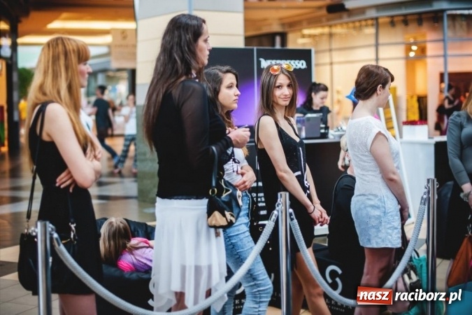 Zdjęcie w galerii na portalu naszraciborz.pl: Katowice: Blisko 200 kobiet dumnie pokazało zmarszczki, piegi, krągłości i tatuaże. Cel? Koniec z dyskryminacją ich ciał!  wiadomości z regionu